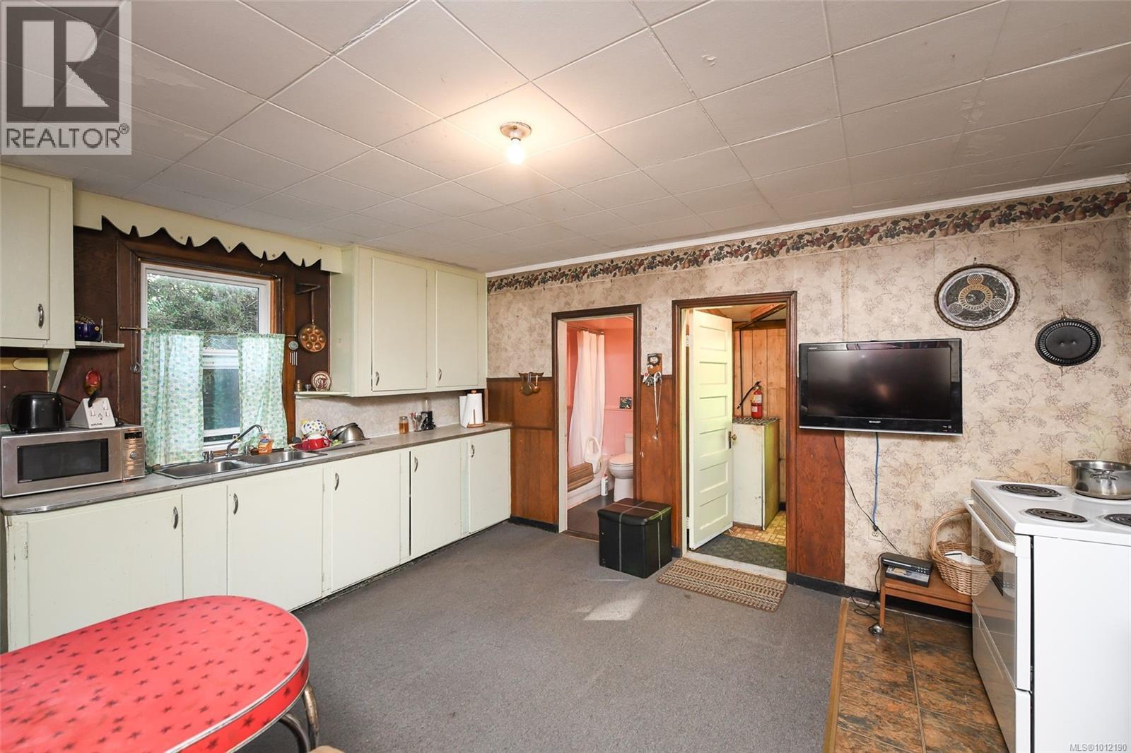 5835 ISLAND HWY N - Image 2