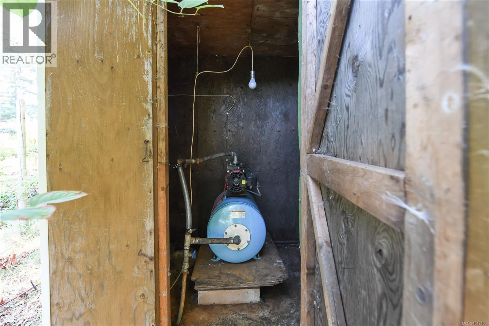 5835 ISLAND HWY N - 55