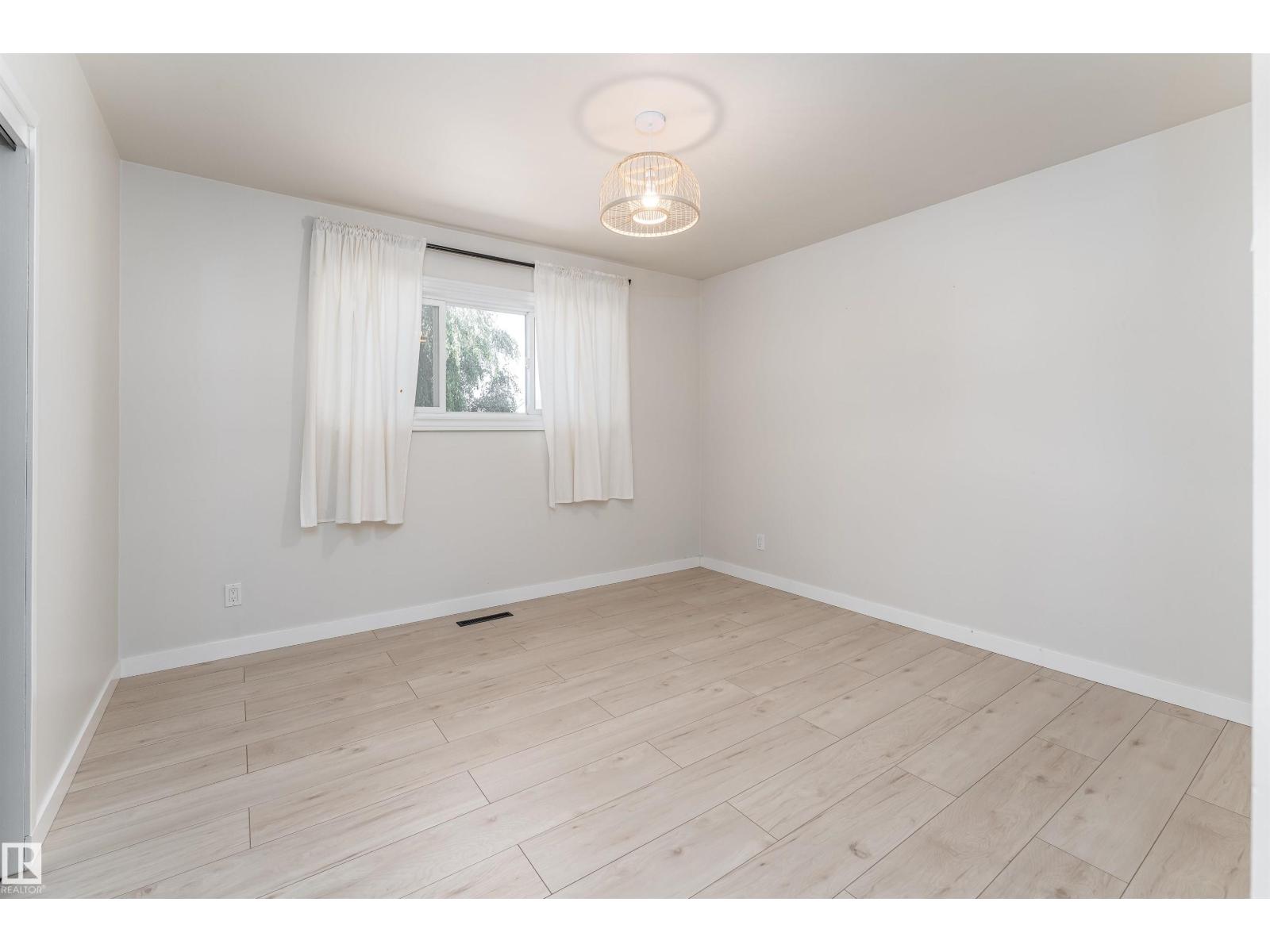 Photo 12 of 13419 58 St Nw, Edmonton AB