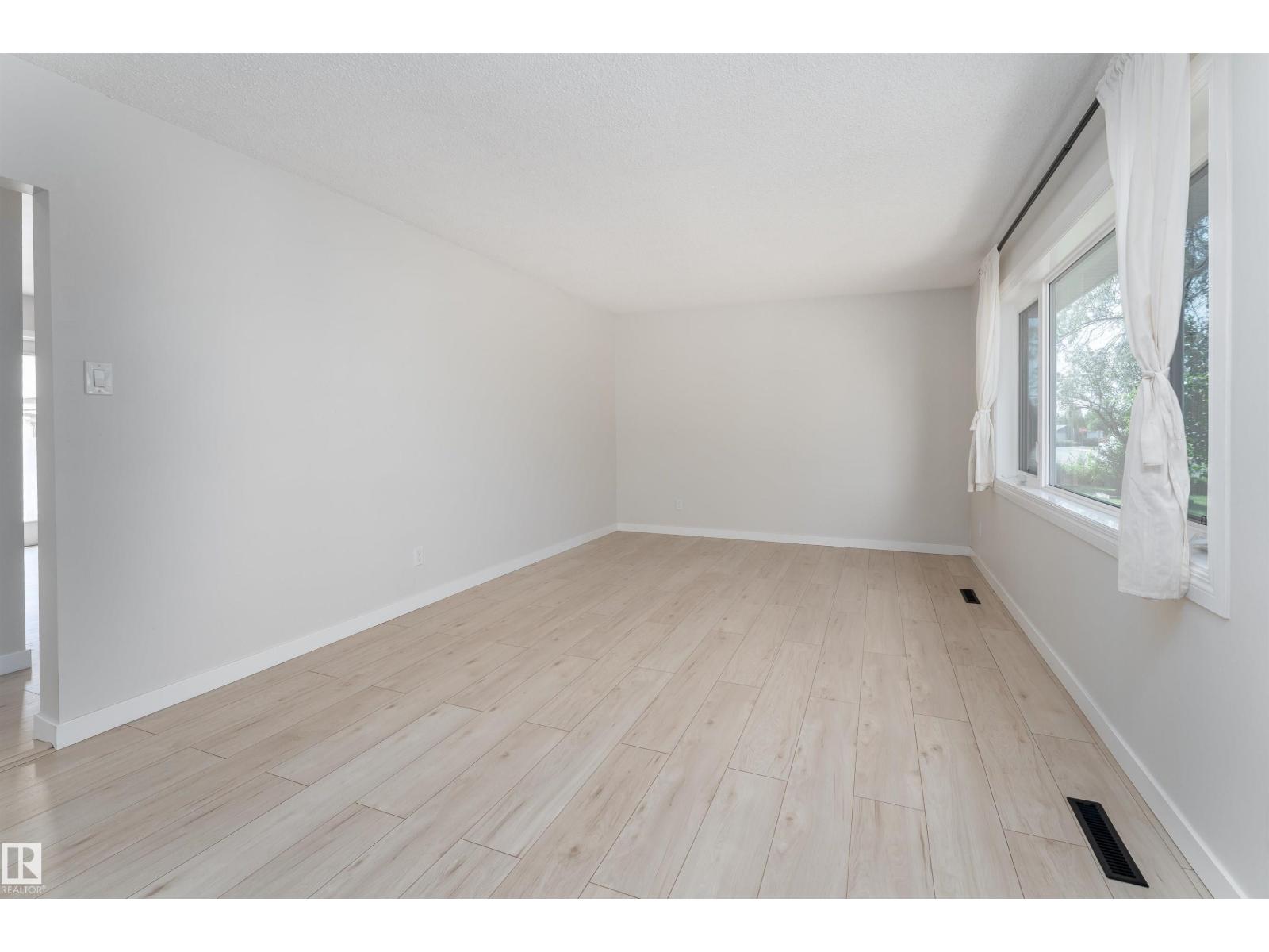 Photo 9 of 13419 58 St Nw, Edmonton AB