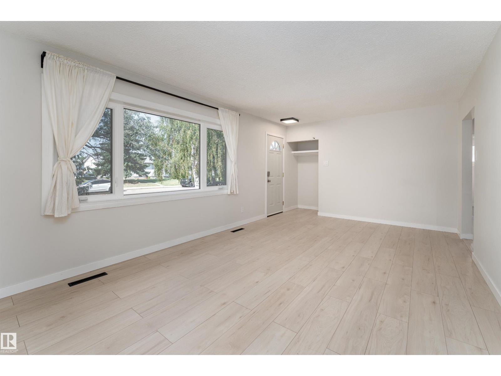 Photo 10 of 13419 58 St Nw, Edmonton AB