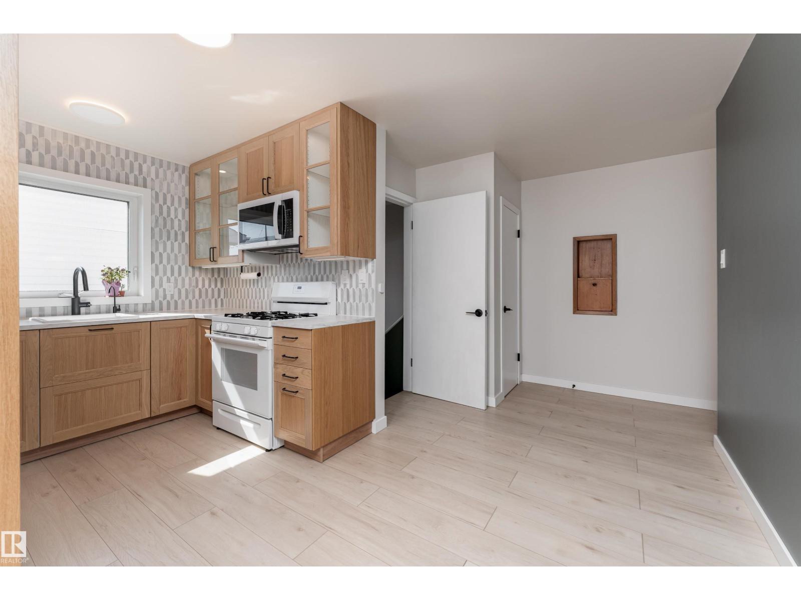 Photo 2 of 13419 58 St Nw, Edmonton AB