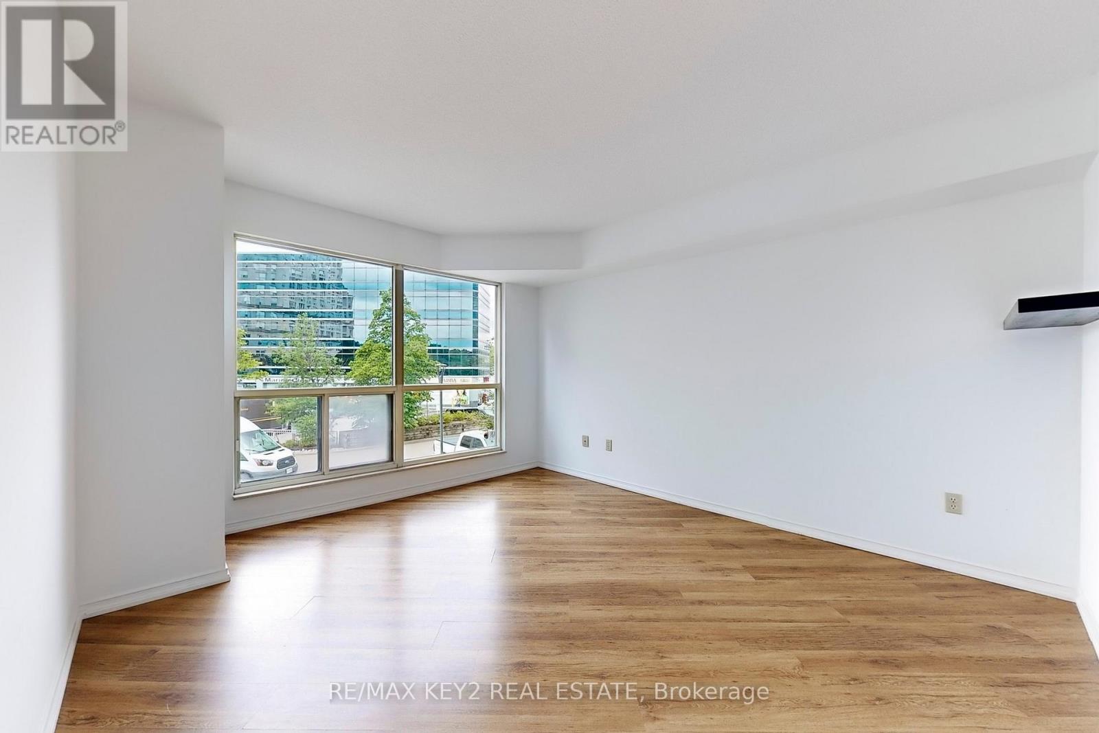 Photo 13 of 210 2269 Lake Shore Boulevard W, Toronto ON