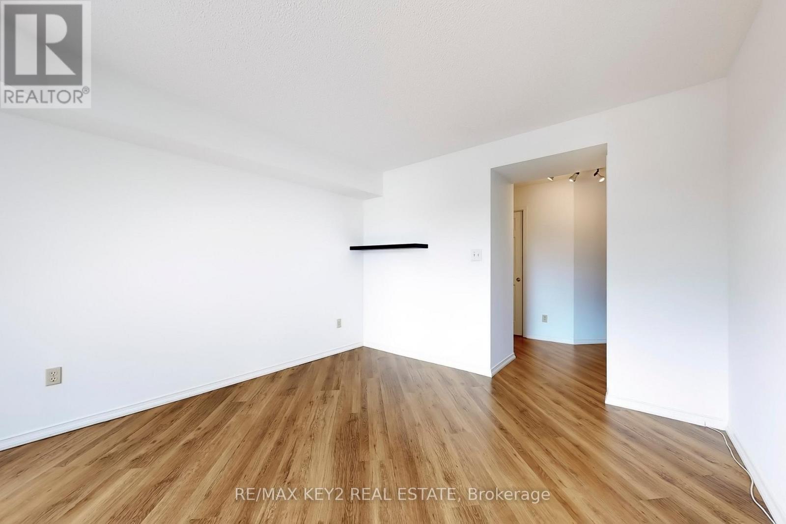 Photo 8 of 210 2269 Lake Shore Boulevard W, Toronto ON