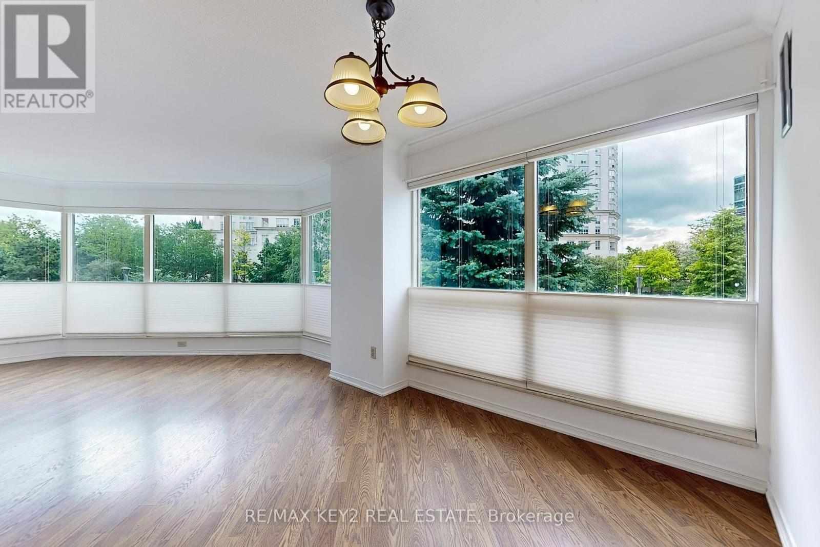 Photo 32 of 210 2269 Lake Shore Boulevard W, Toronto ON