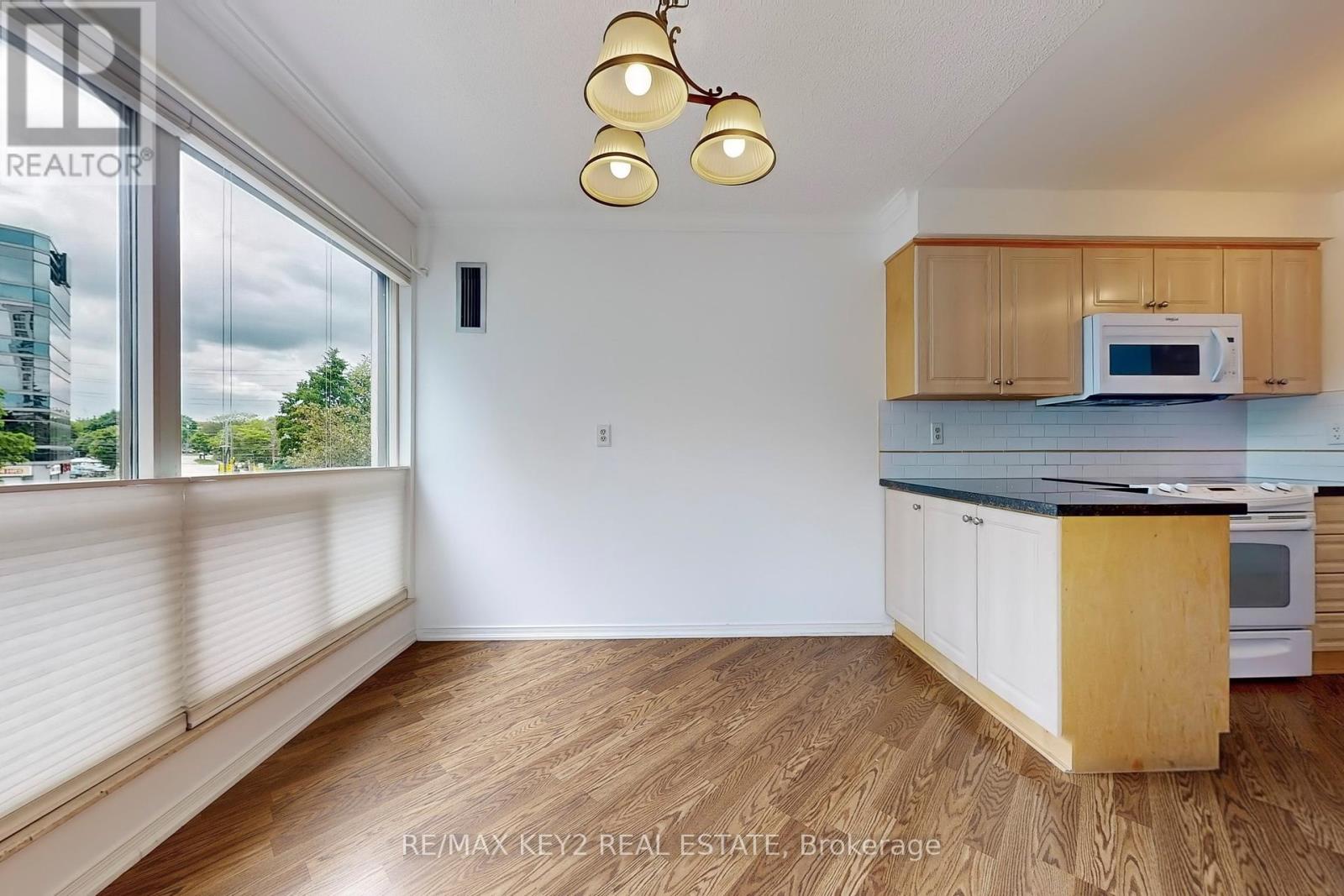Photo 11 of 210 2269 Lake Shore Boulevard W, Toronto ON