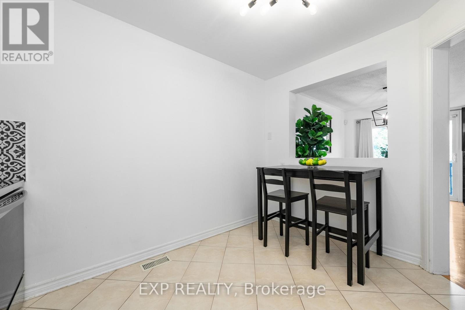 Photo 10 of 629 Brome Crescent, Ottawa ON