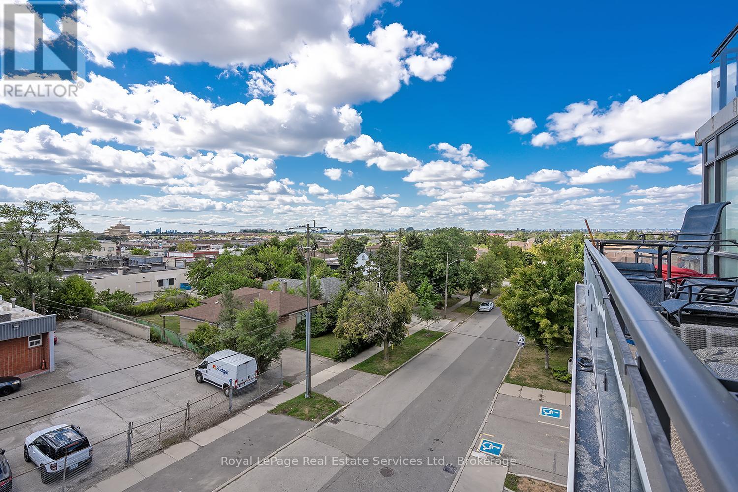 Photo 16 of 410 16 Mcadam Avenue, Toronto ON