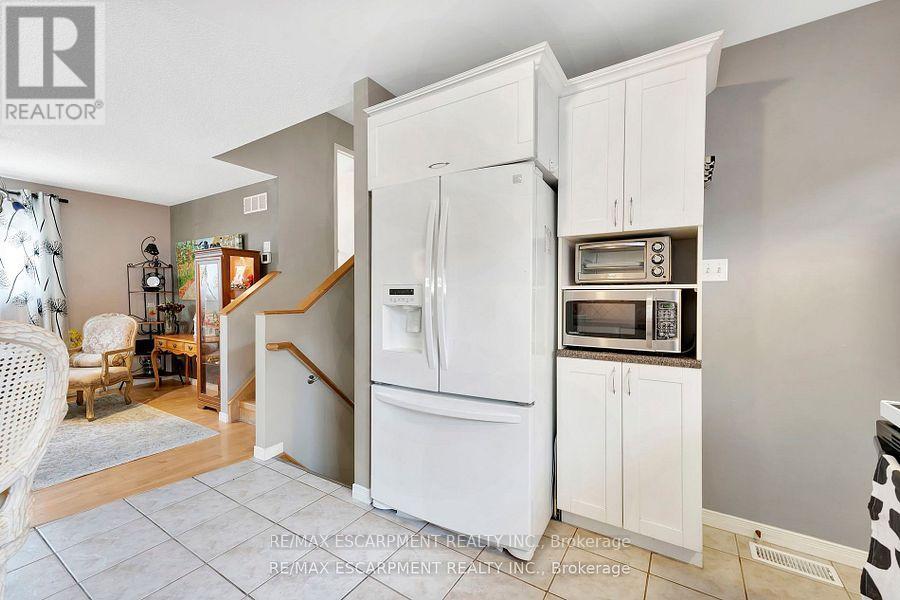 Photo 12 of 39 Marilyn Court, Hamilton ON