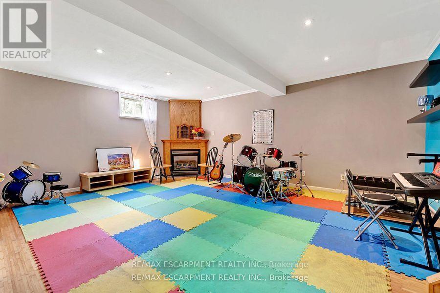 Photo 18 of 39 Marilyn Court, Hamilton ON