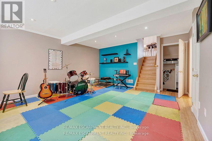 Photo 19 of 39 Marilyn Court, Hamilton ON