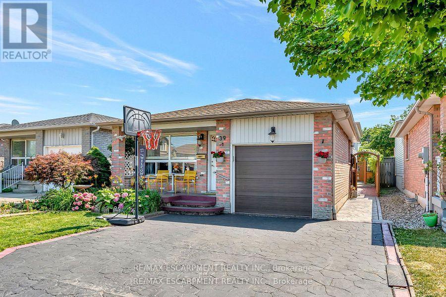 Photo 2 of 39 Marilyn Court, Hamilton ON