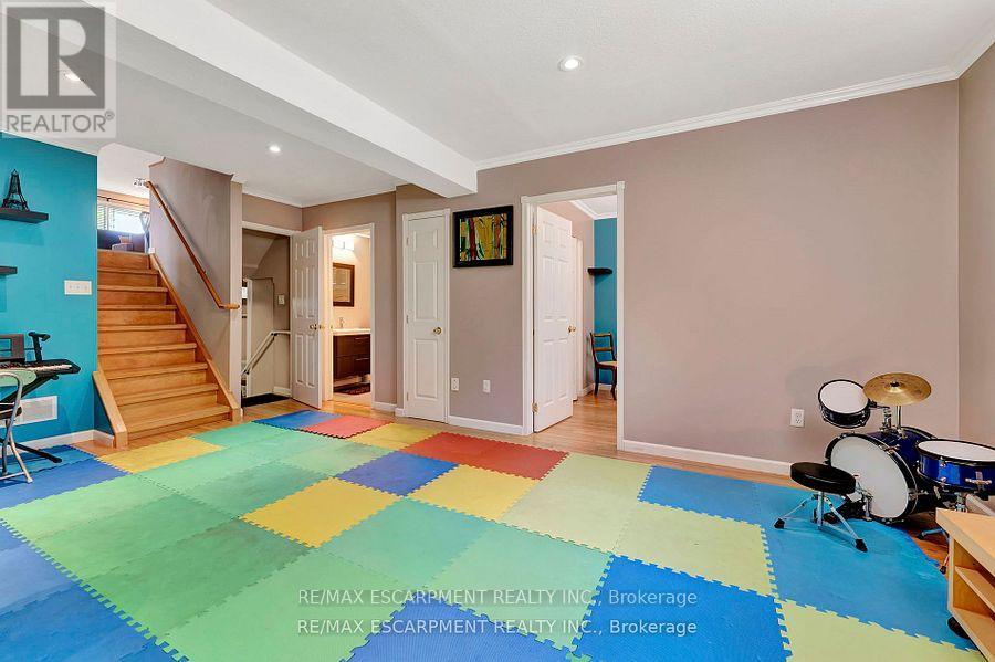 Photo 20 of 39 Marilyn Court, Hamilton ON