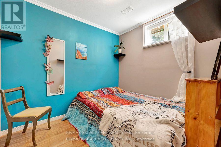 Photo 21 of 39 Marilyn Court, Hamilton ON