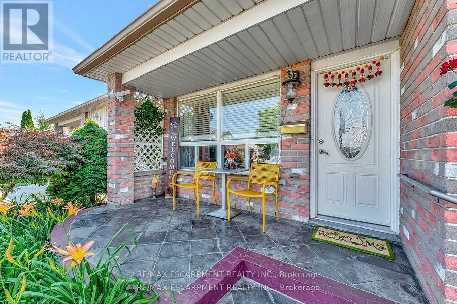 Photo 23 of 39 Marilyn Court, Hamilton ON