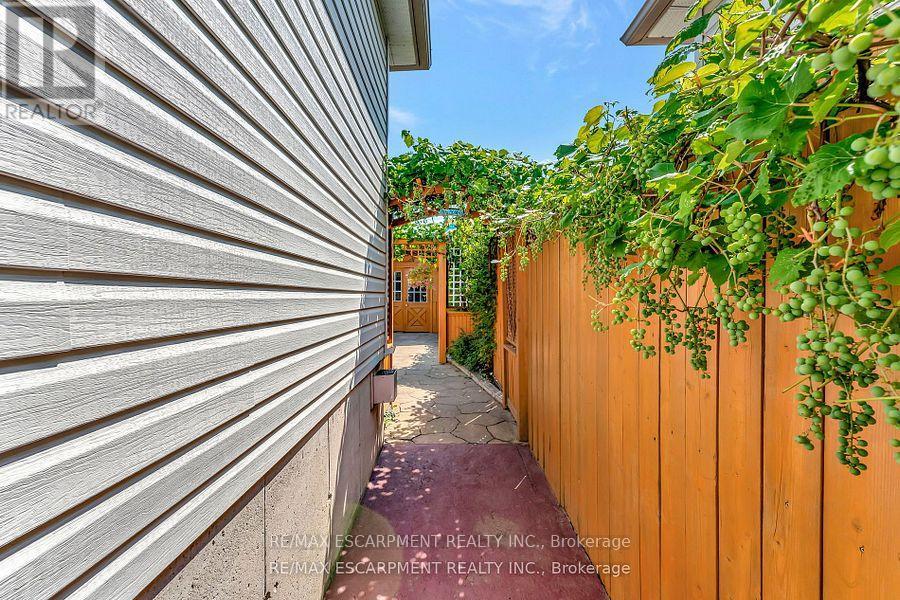 Photo 24 of 39 Marilyn Court, Hamilton ON