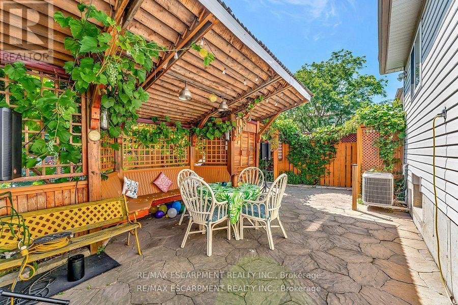 Photo 26 of 39 Marilyn Court, Hamilton ON
