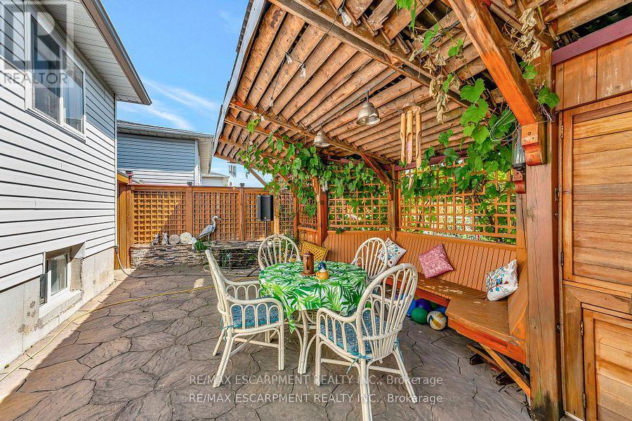 Photo 28 of 39 Marilyn Court, Hamilton ON