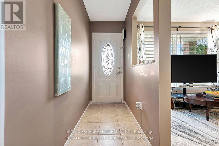 Photo 3 of 39 Marilyn Court, Hamilton ON