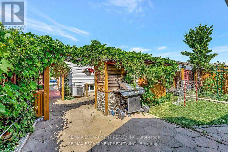 Photo 30 of 39 Marilyn Court, Hamilton ON