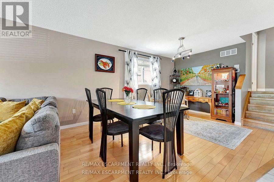 Photo 7 of 39 Marilyn Court, Hamilton ON