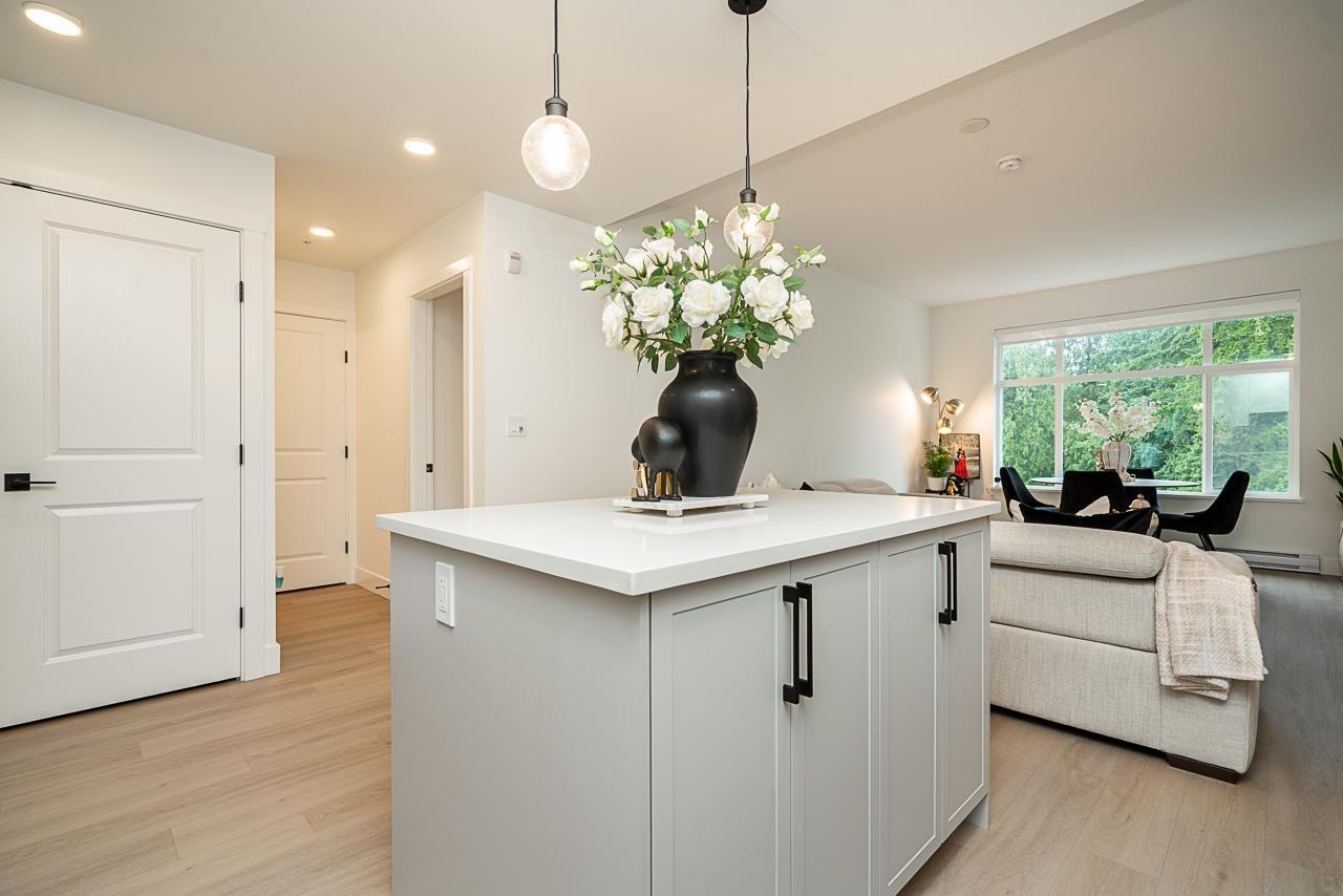 Photo 7 of 608 3528 146 A Street, Surrey BC