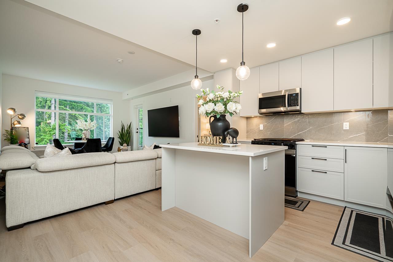 Photo 1 of 608 3528 146 A Street, Surrey BC