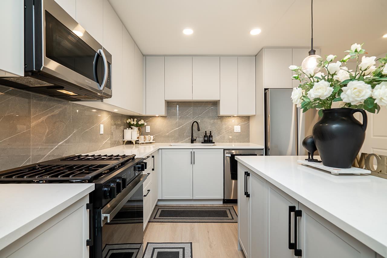 Photo 8 of 608 3528 146 A Street, Surrey BC