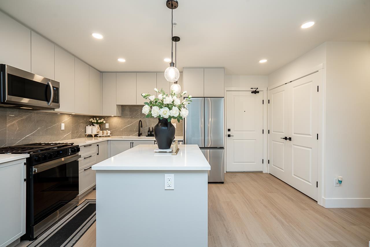 Photo 11 of 608 3528 146 A Street, Surrey BC