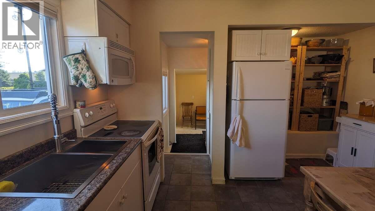 3303 THOMAS STREET, Terrace