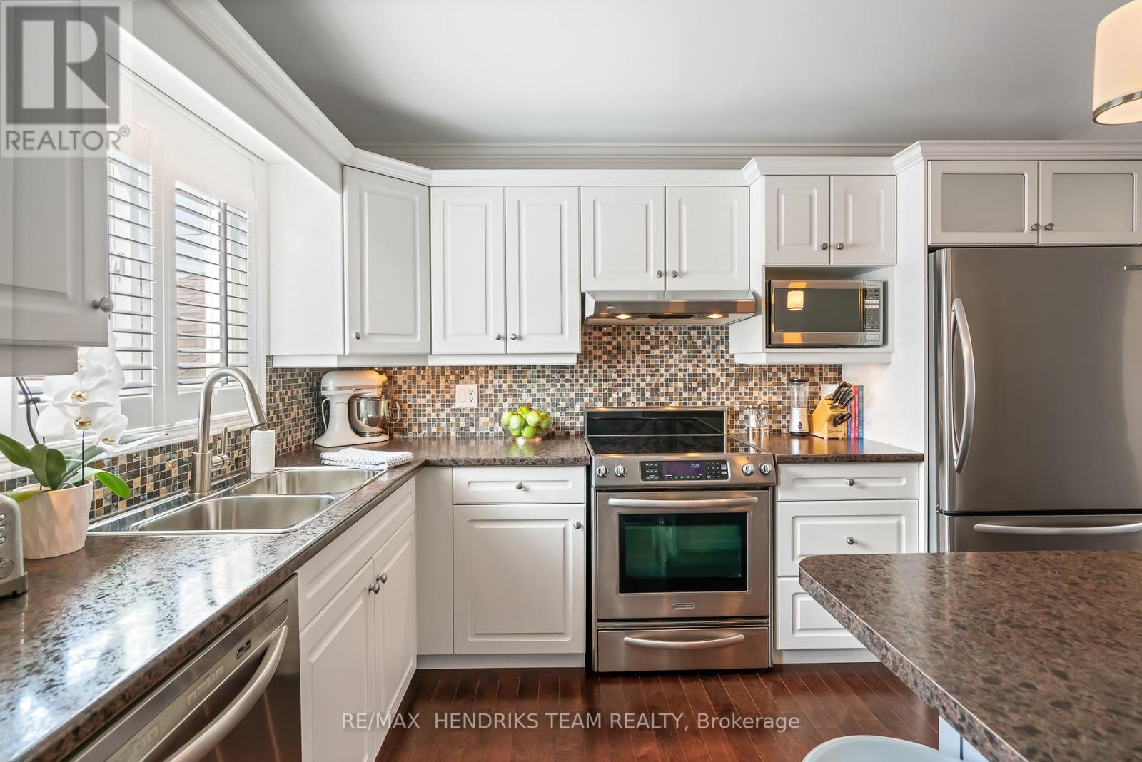 Photo 11 of 198 First Street Louth, St Catharines ON