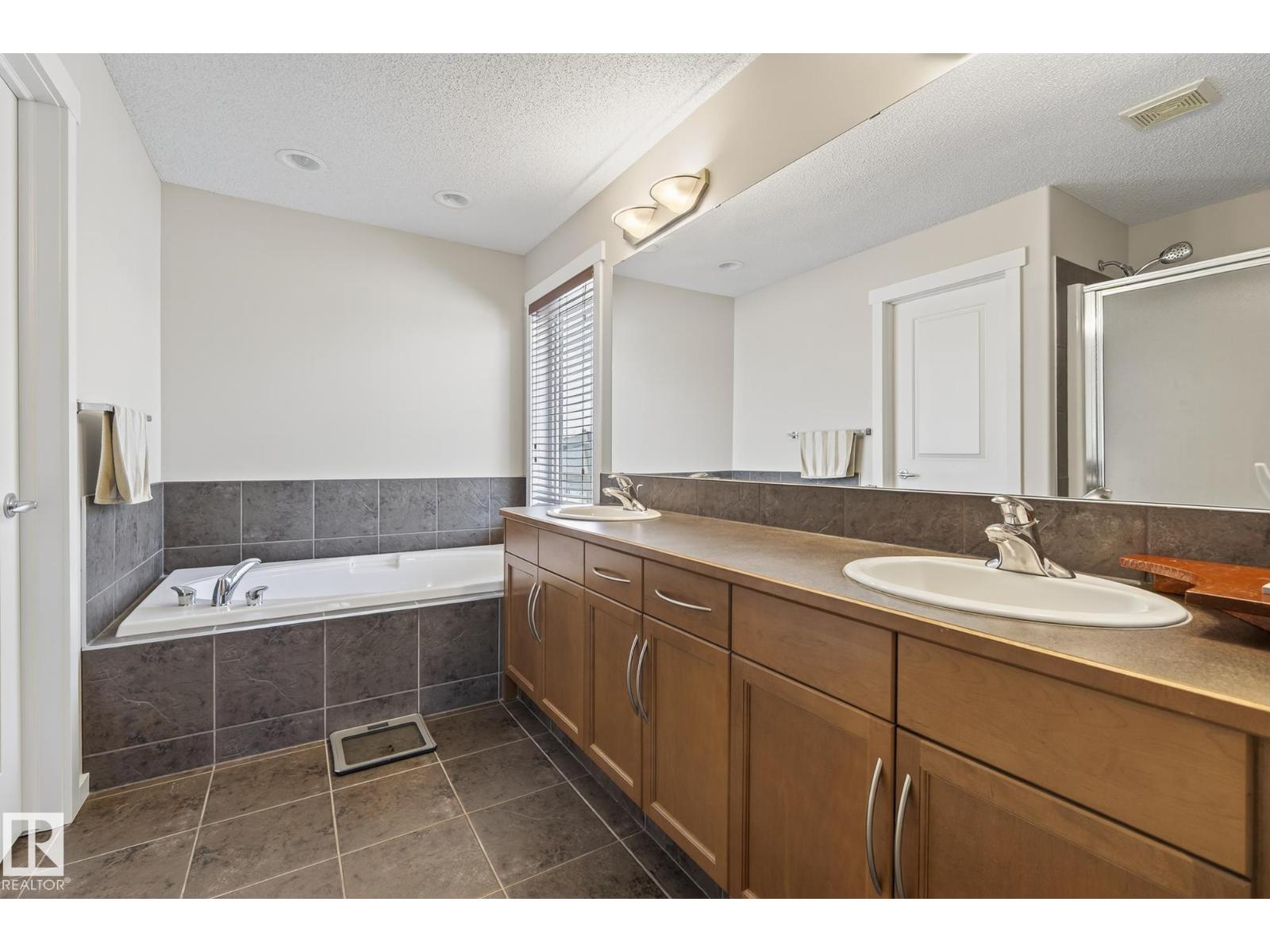 Photo 14 of 1026 Mckinney Gr Nw, Edmonton AB