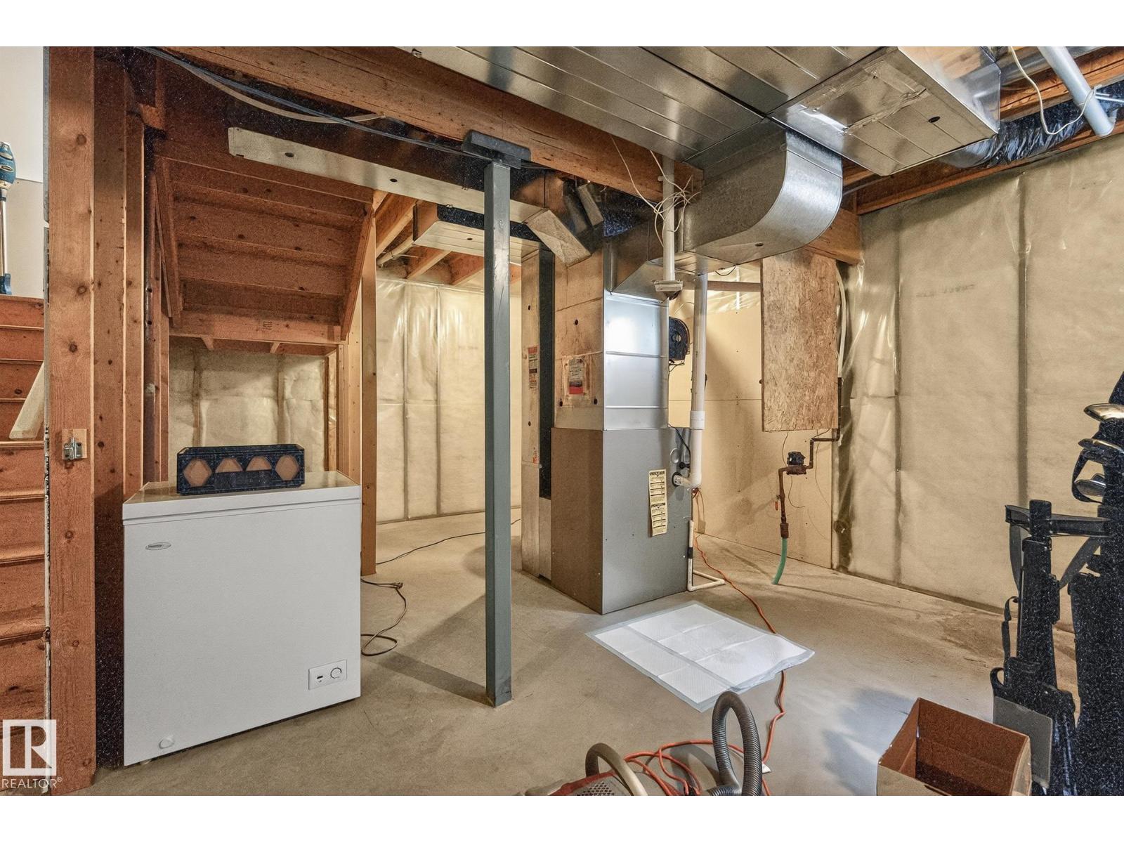 Photo 9 of 1026 Mckinney Gr Nw, Edmonton AB