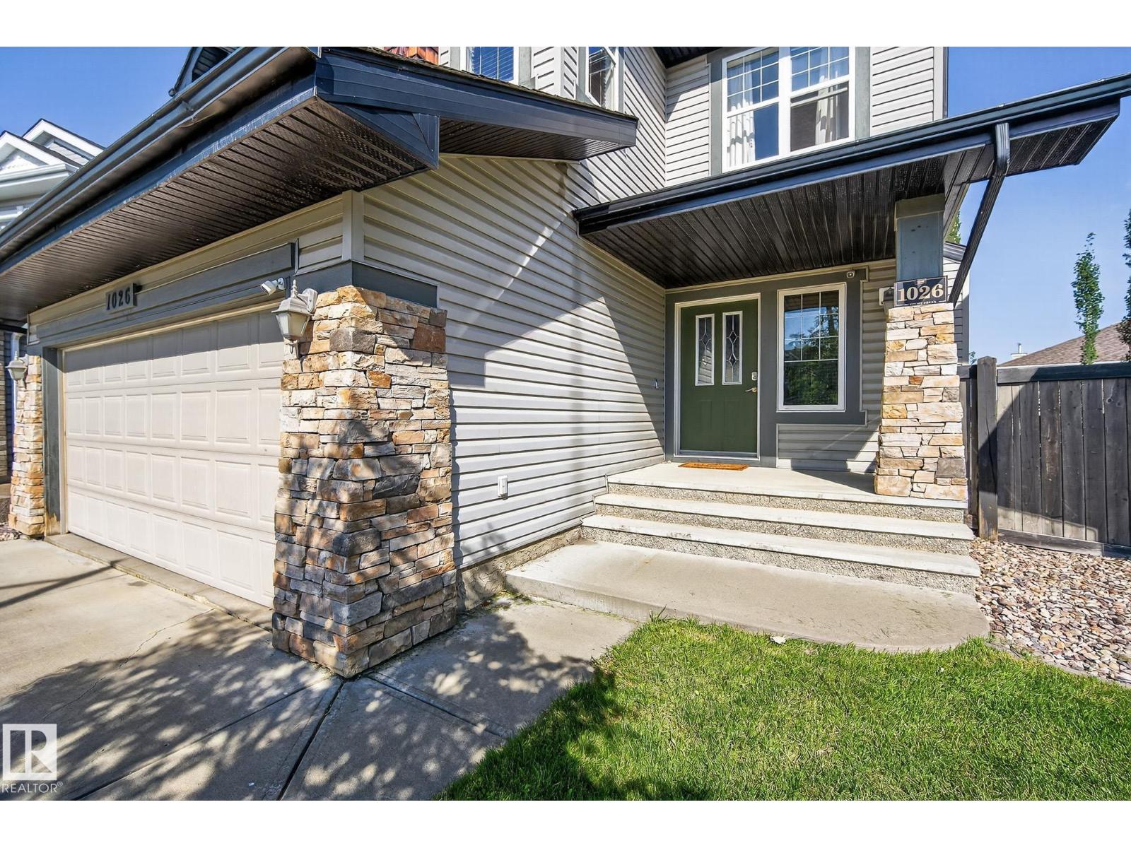 Photo 3 of 1026 Mckinney Gr Nw, Edmonton AB