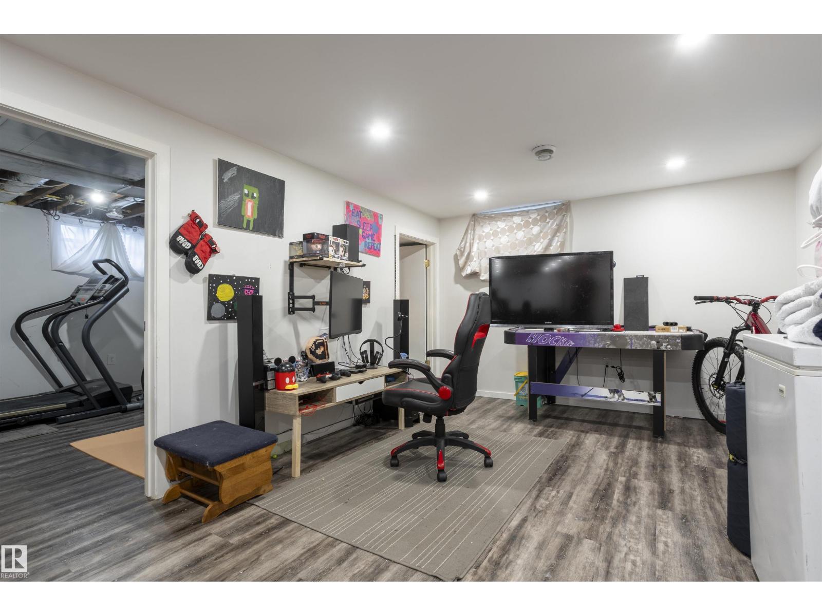 Photo 5 of 10880 73 St Nw, Edmonton AB