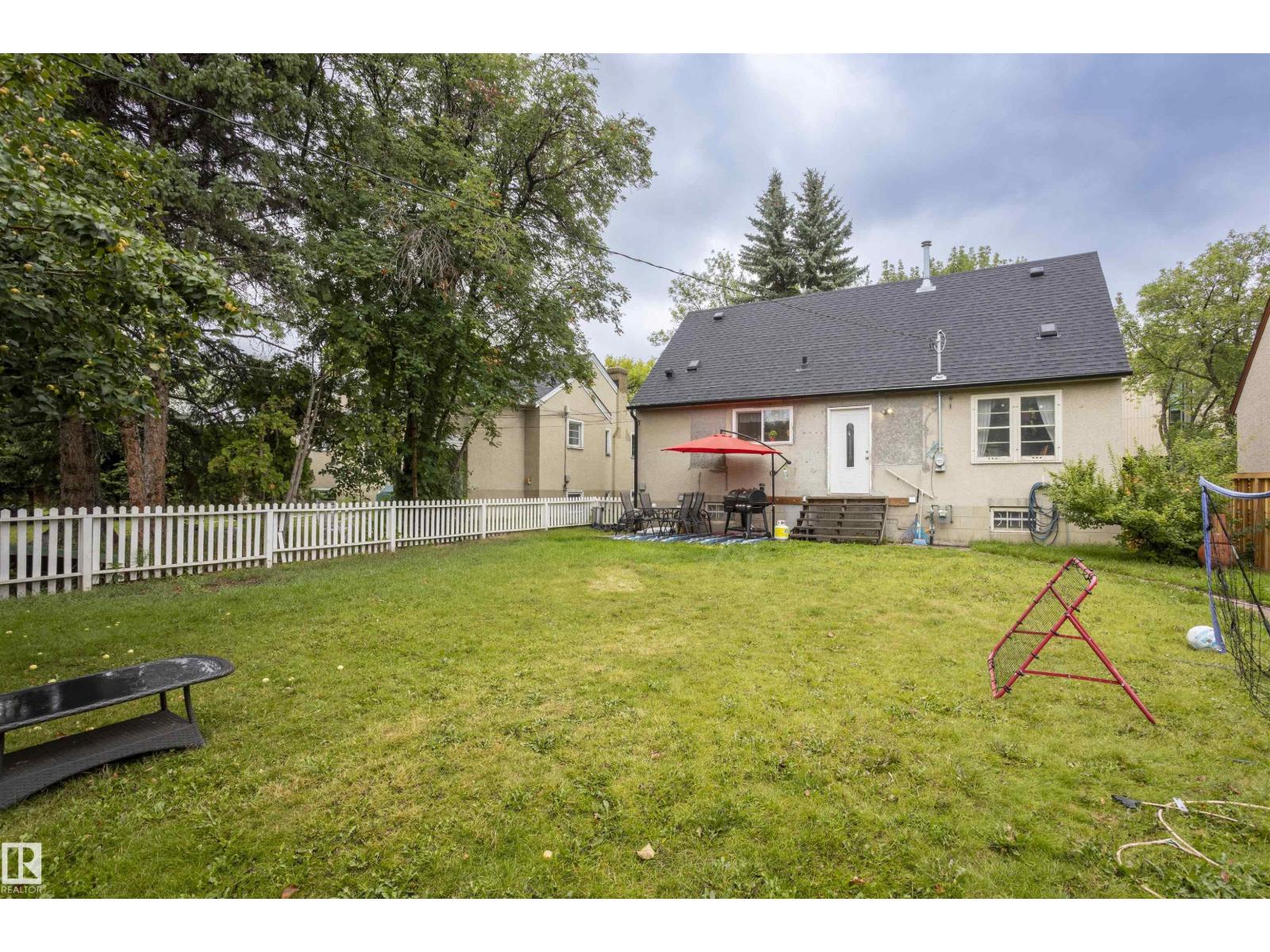 Photo 11 of 10880 73 St Nw, Edmonton AB
