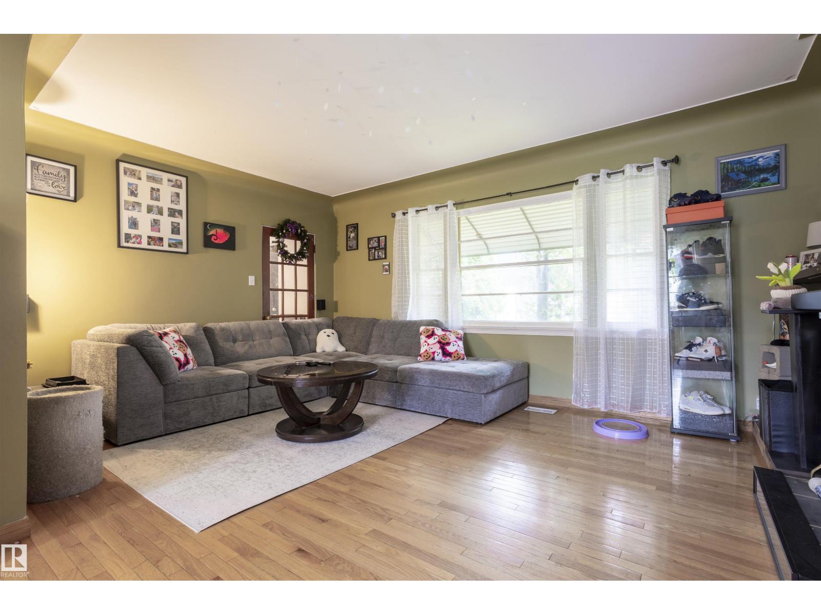 Photo 14 of 10880 73 St Nw, Edmonton AB