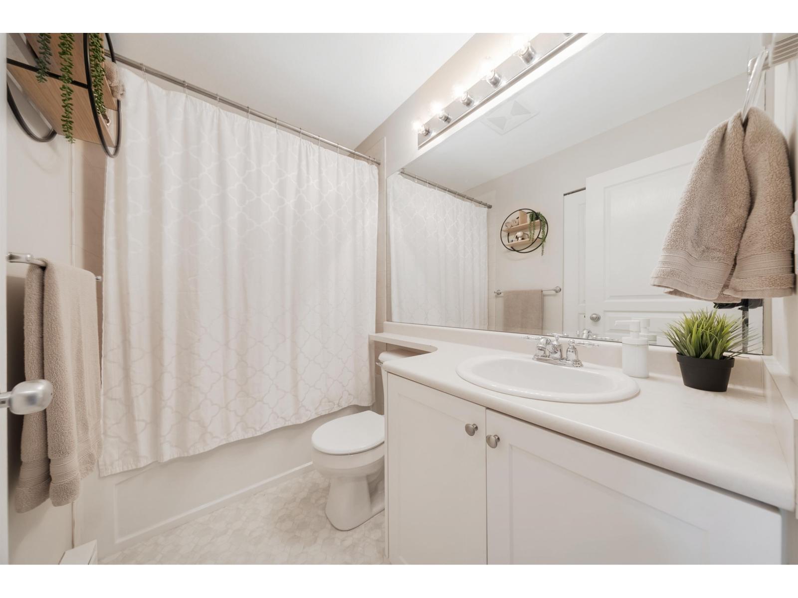 Photo 15 of 41 18839 69 Avenue, Surrey BC