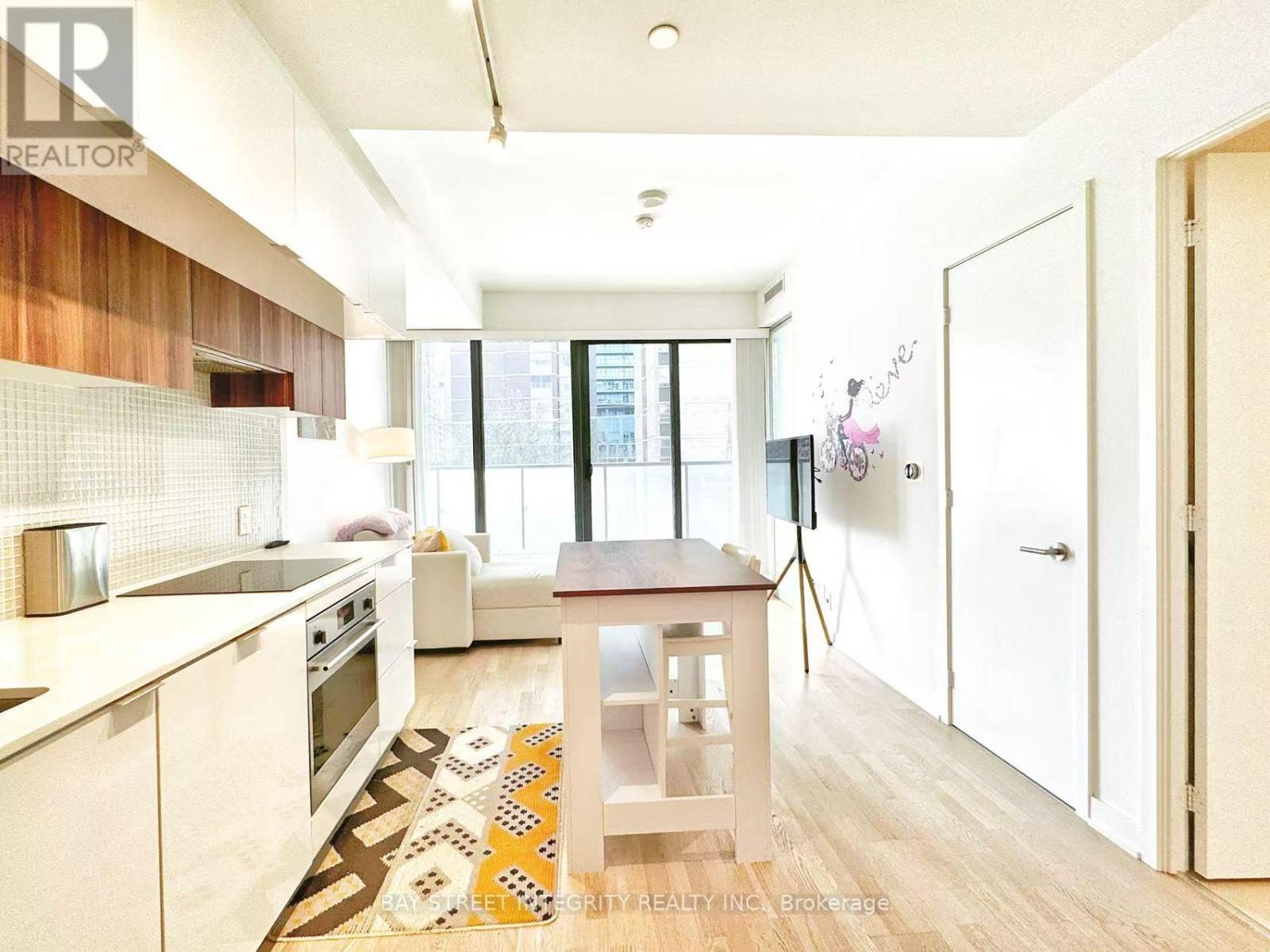 Photo 3 of 207 185 Roehampton Avenue, Toronto ON