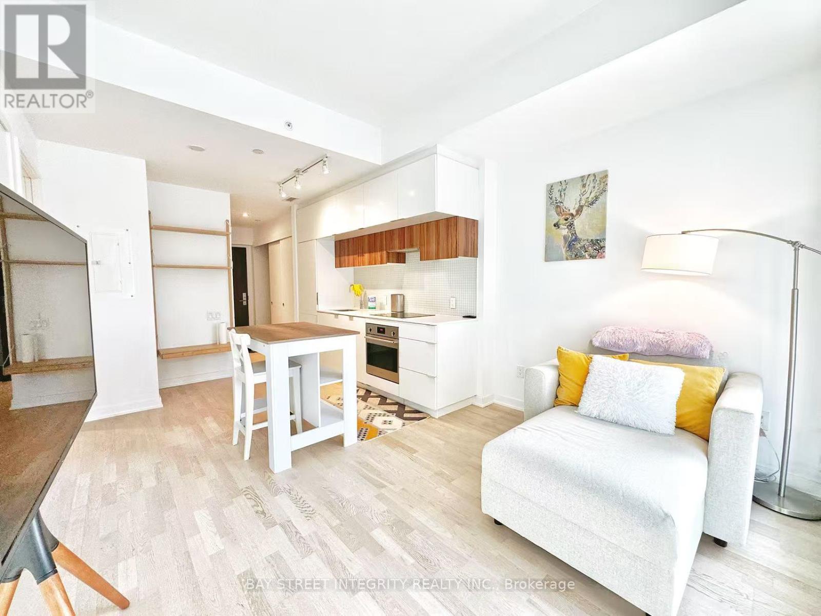 Photo 4 of 207 185 Roehampton Avenue, Toronto ON