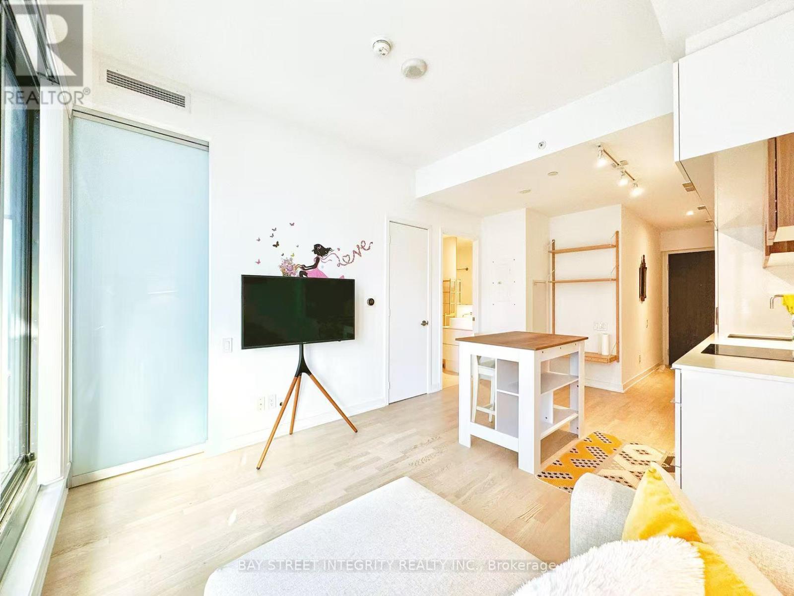 Photo 2 of 207 185 Roehampton Avenue, Toronto ON