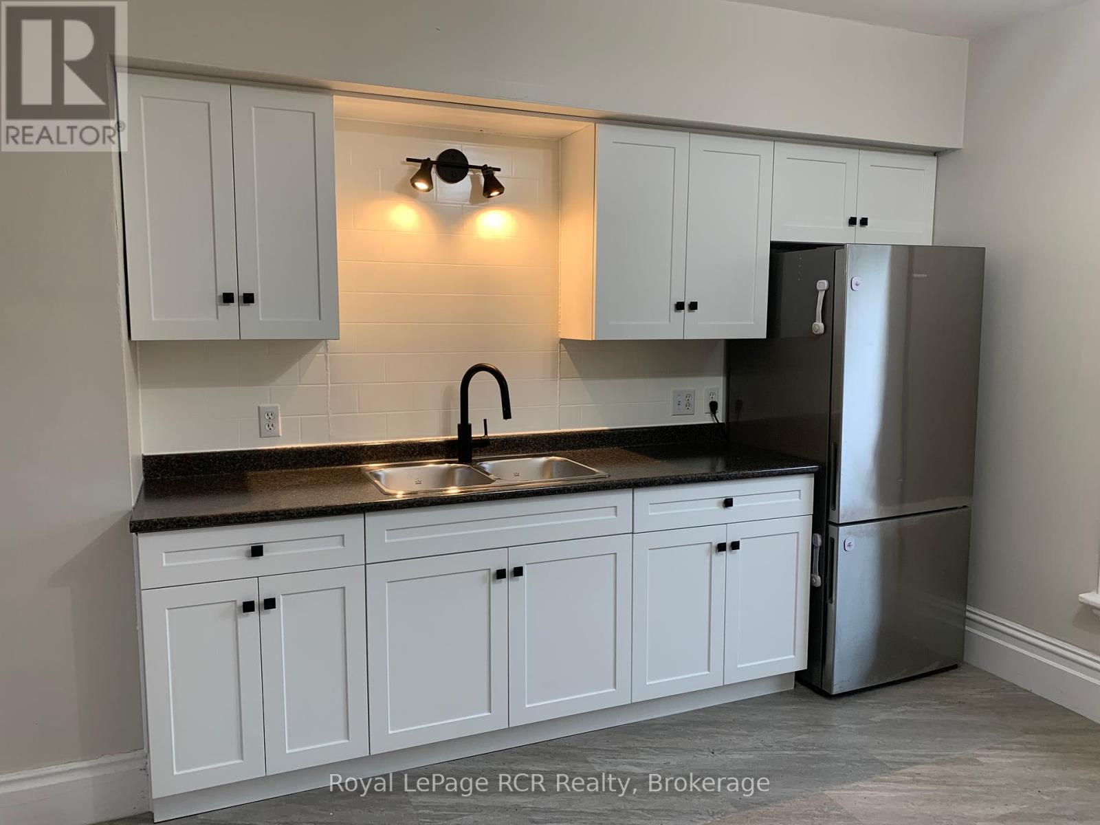 Photo 11 of 114 Victoria Street S, Brockton ON