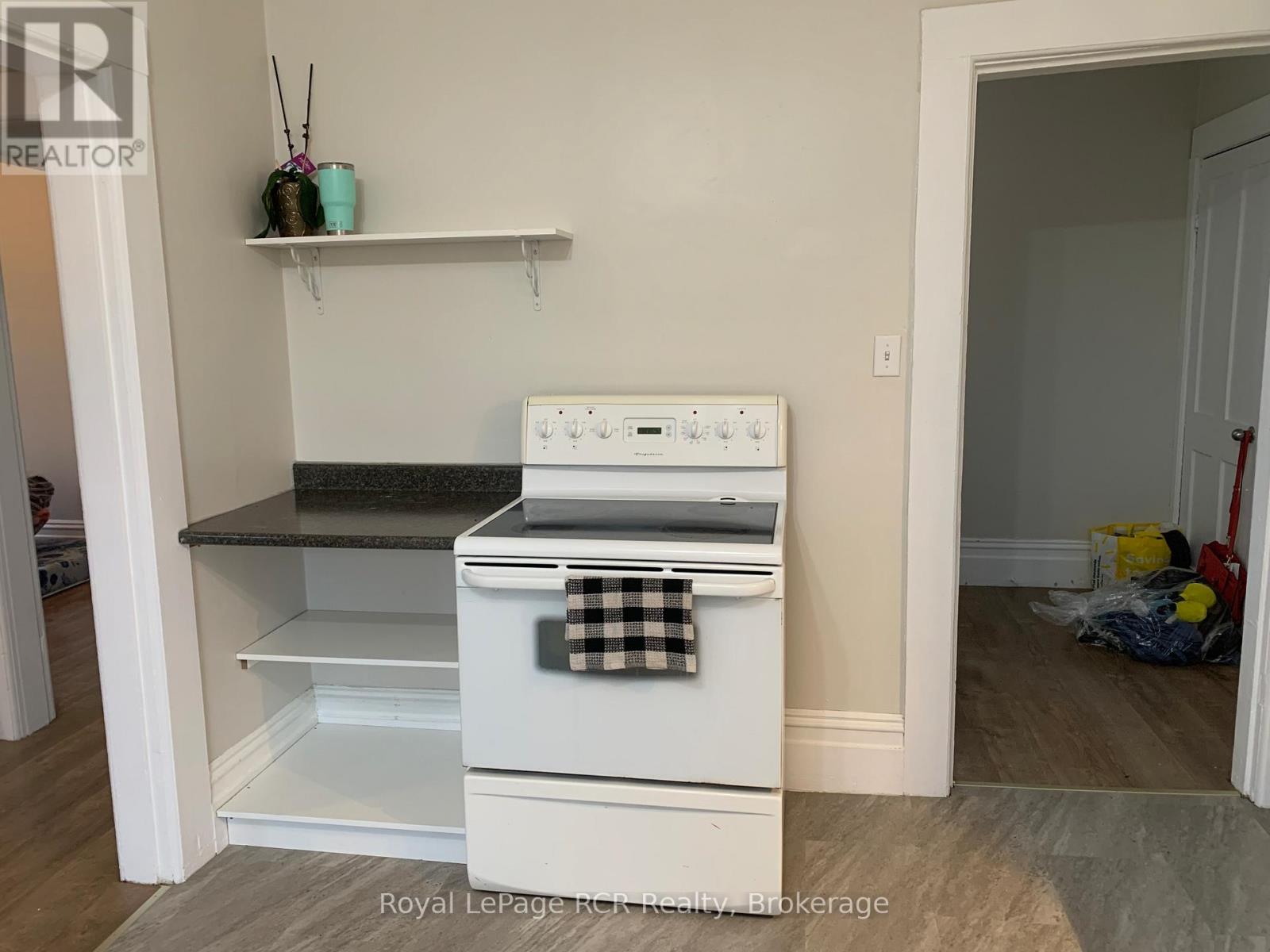 Photo 12 of 114 Victoria Street S, Brockton ON