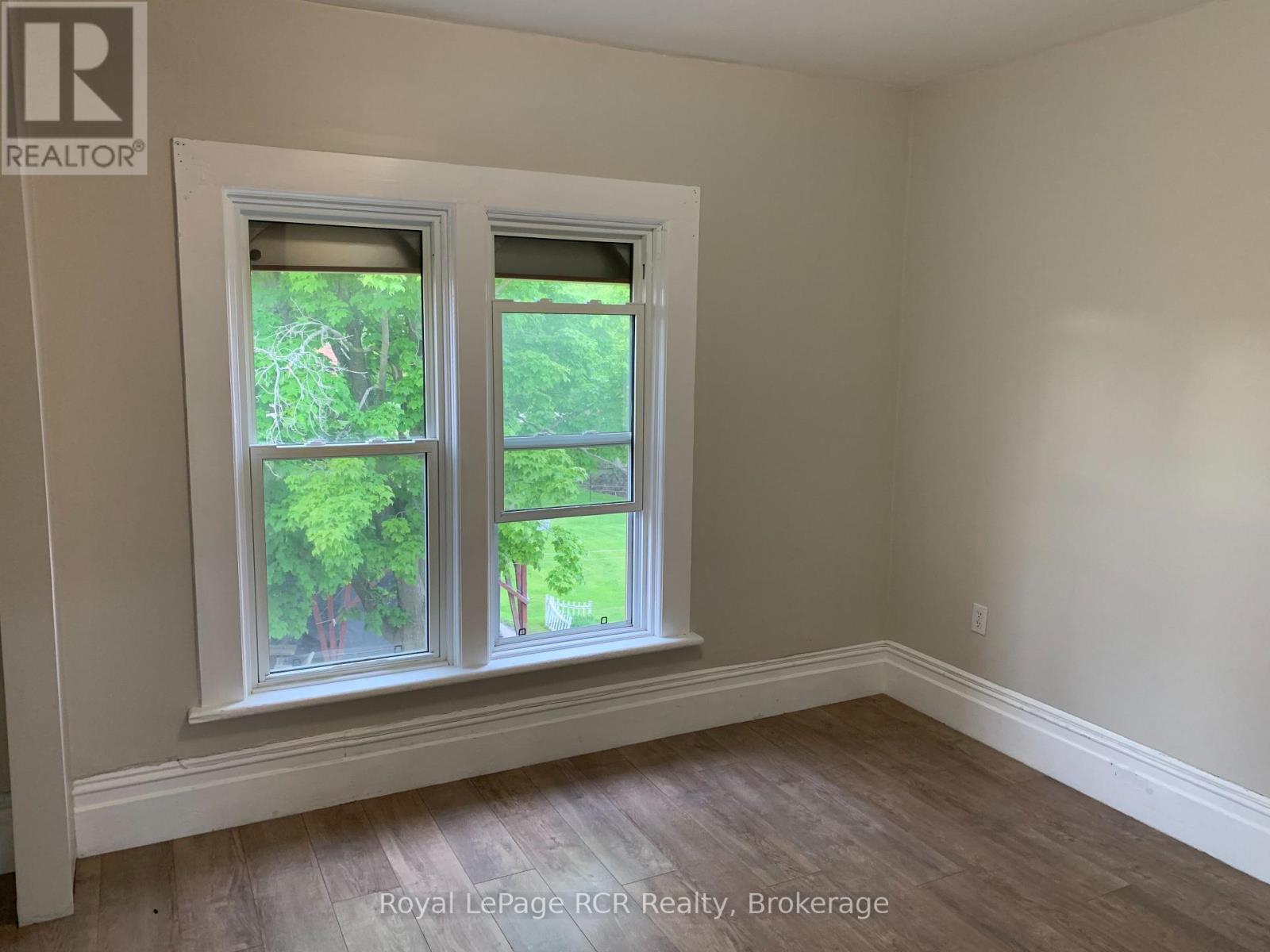 Photo 13 of 114 Victoria Street S, Brockton ON