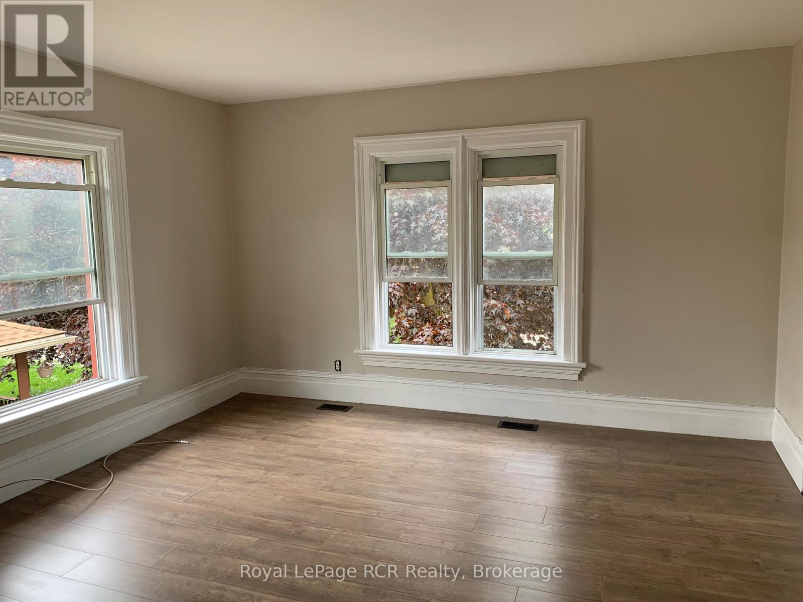 Photo 14 of 114 Victoria Street S, Brockton ON