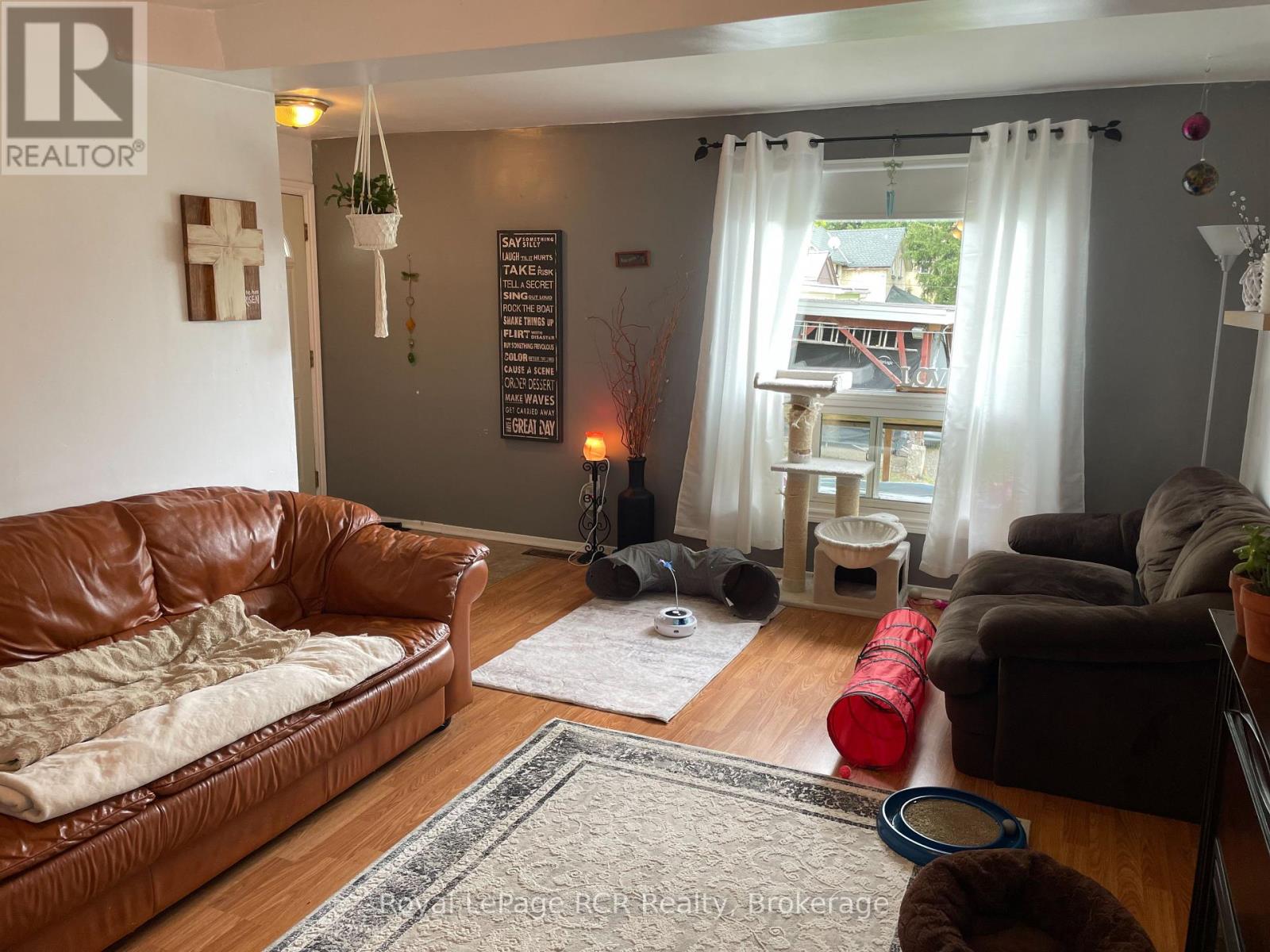 Photo 6 of 114 Victoria Street S, Brockton ON