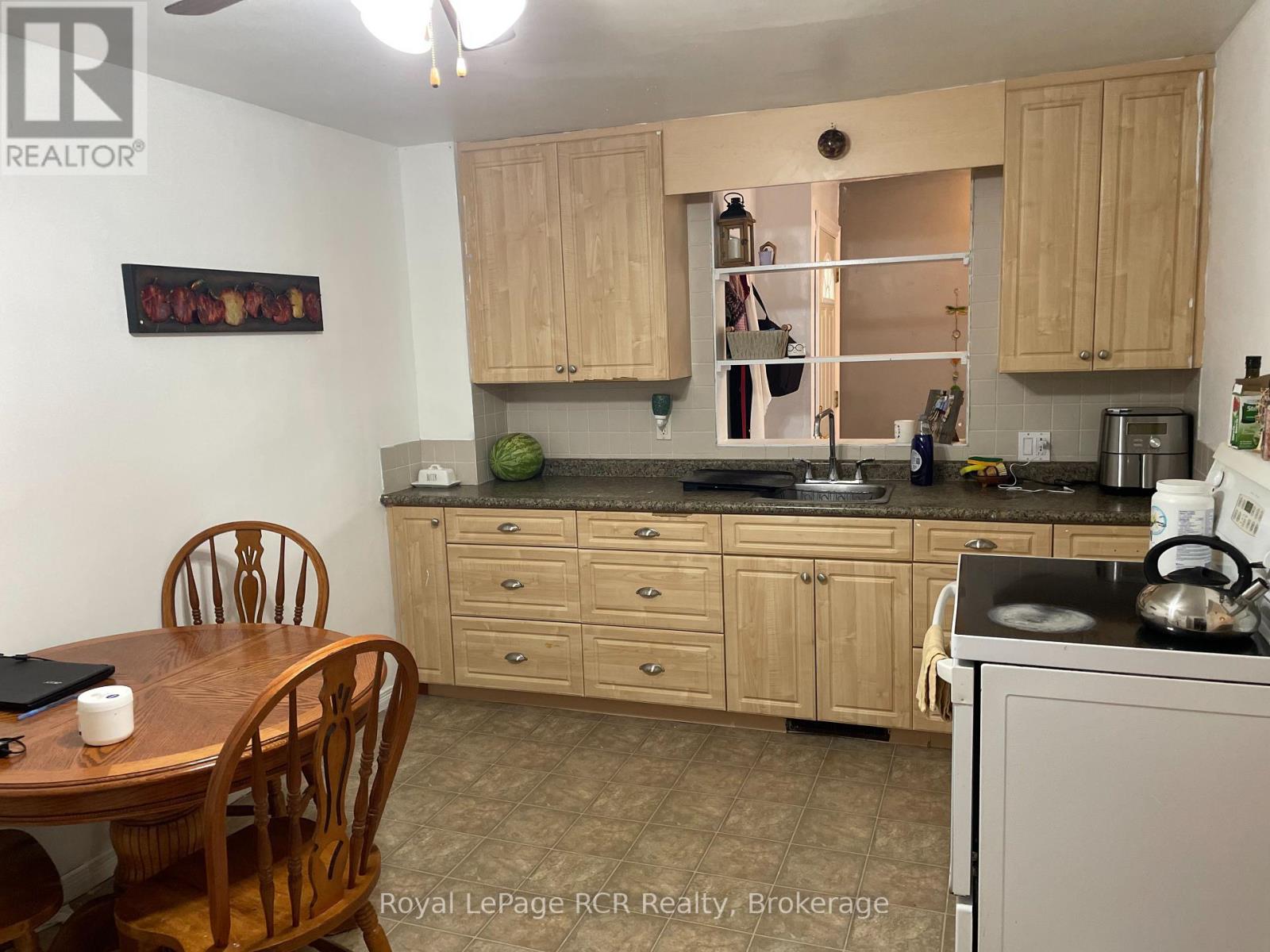 Photo 8 of 114 Victoria Street S, Brockton ON