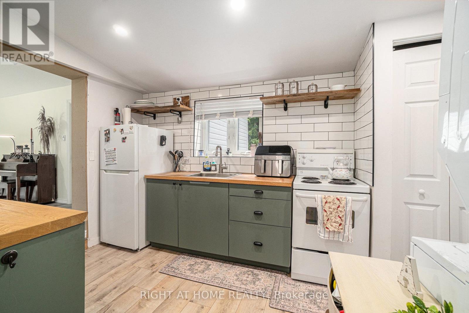 Photo 10 of 15 Willis James Lane, Mcnab Braeside ON