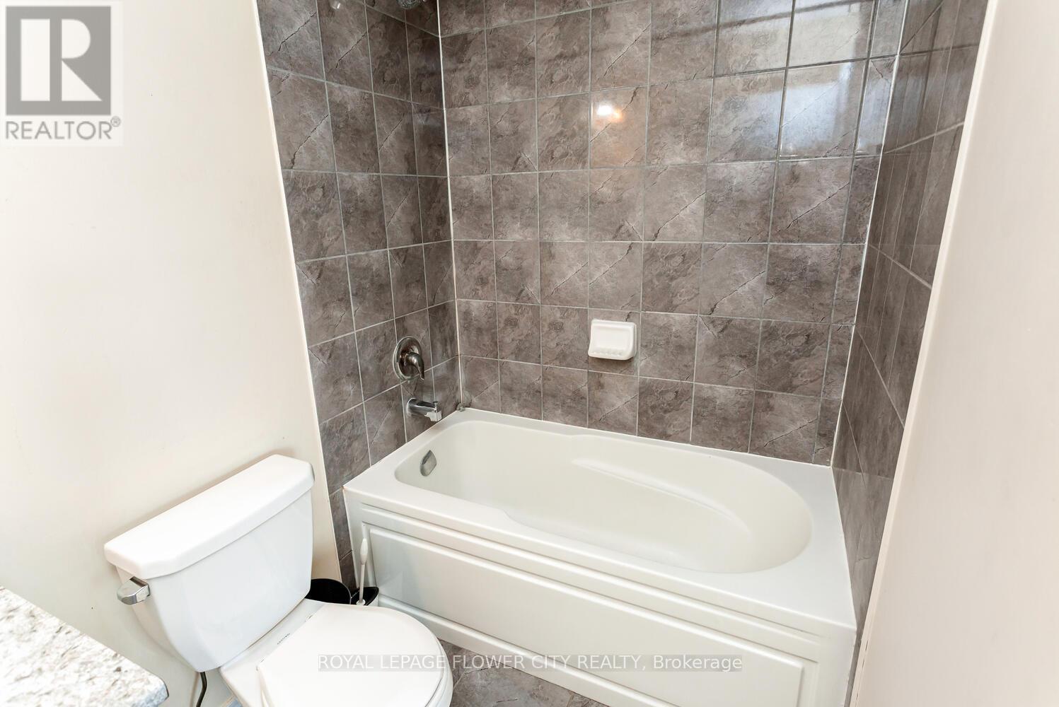 Photo 35 of 43 470 Linden Drive, Cambridge ON