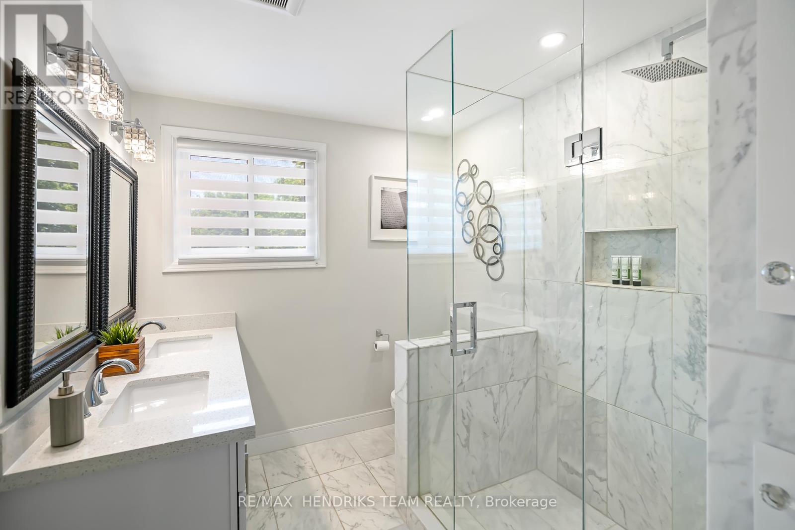 Photo 5 of 21 Farmington Drive, St Catharines ON
